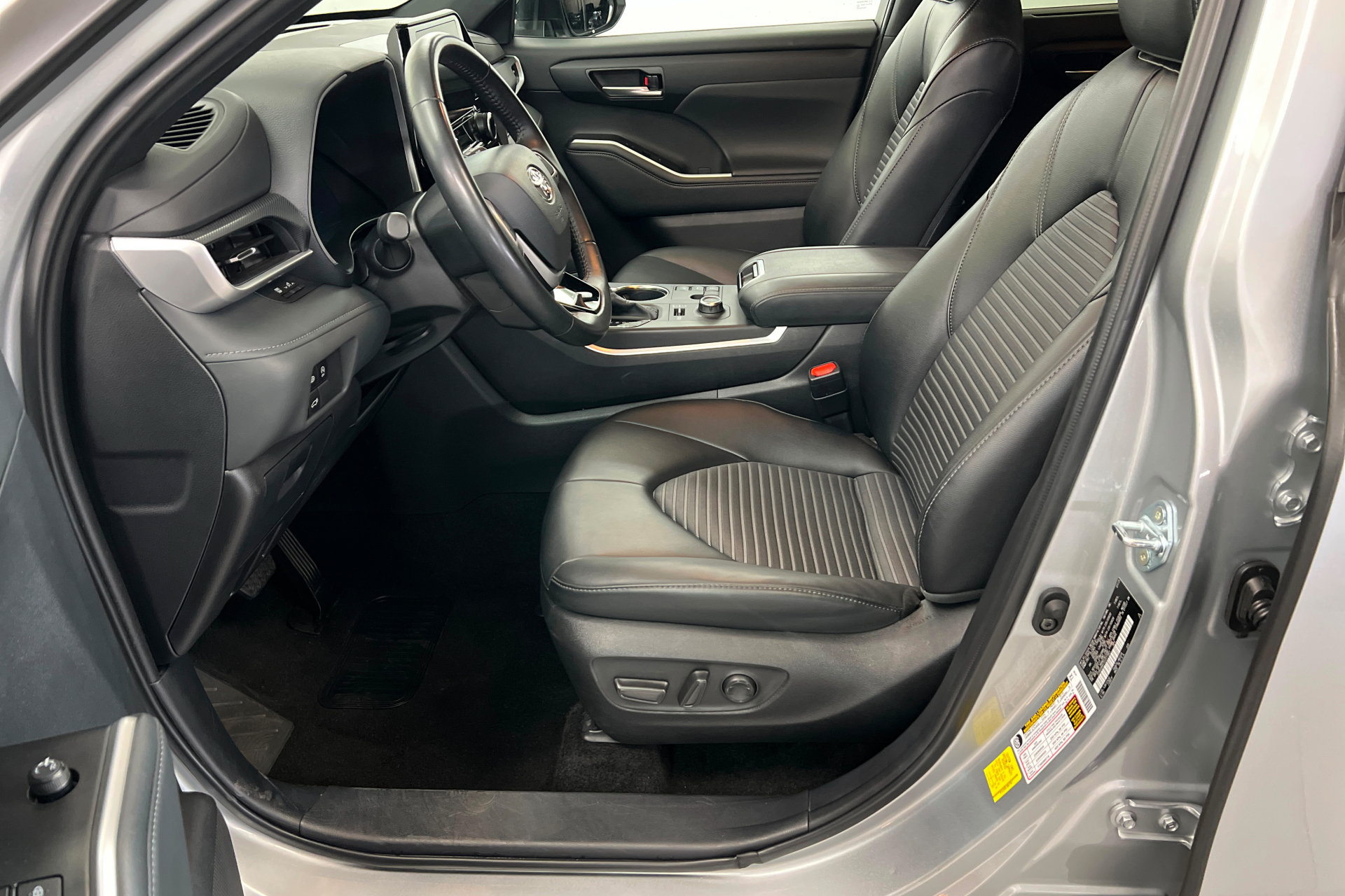 Used 2025 Toyota Highlander XSE AWD/4WD image 18