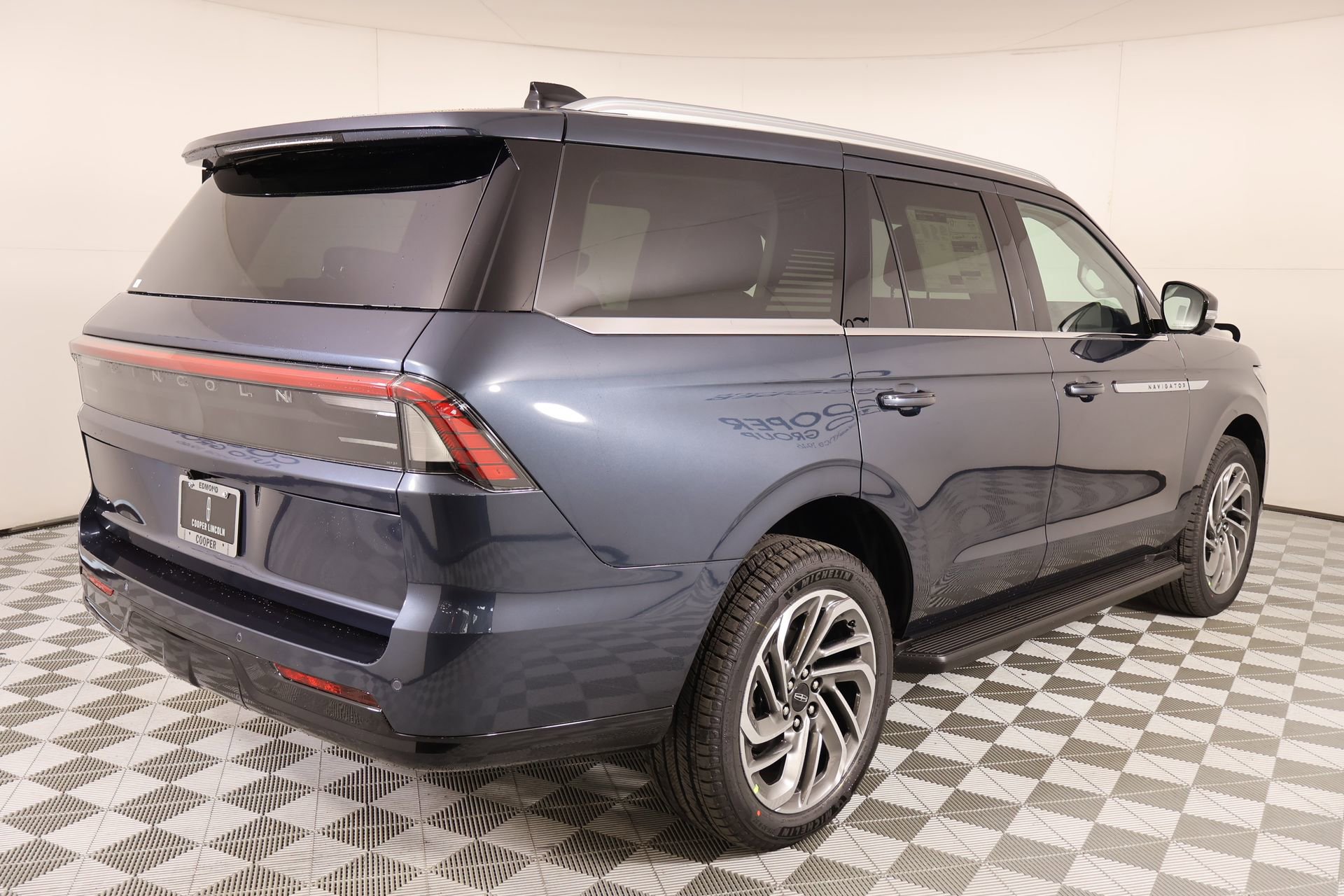 New 2026 Lincoln Navigator Premiere AWD/4WD image 21