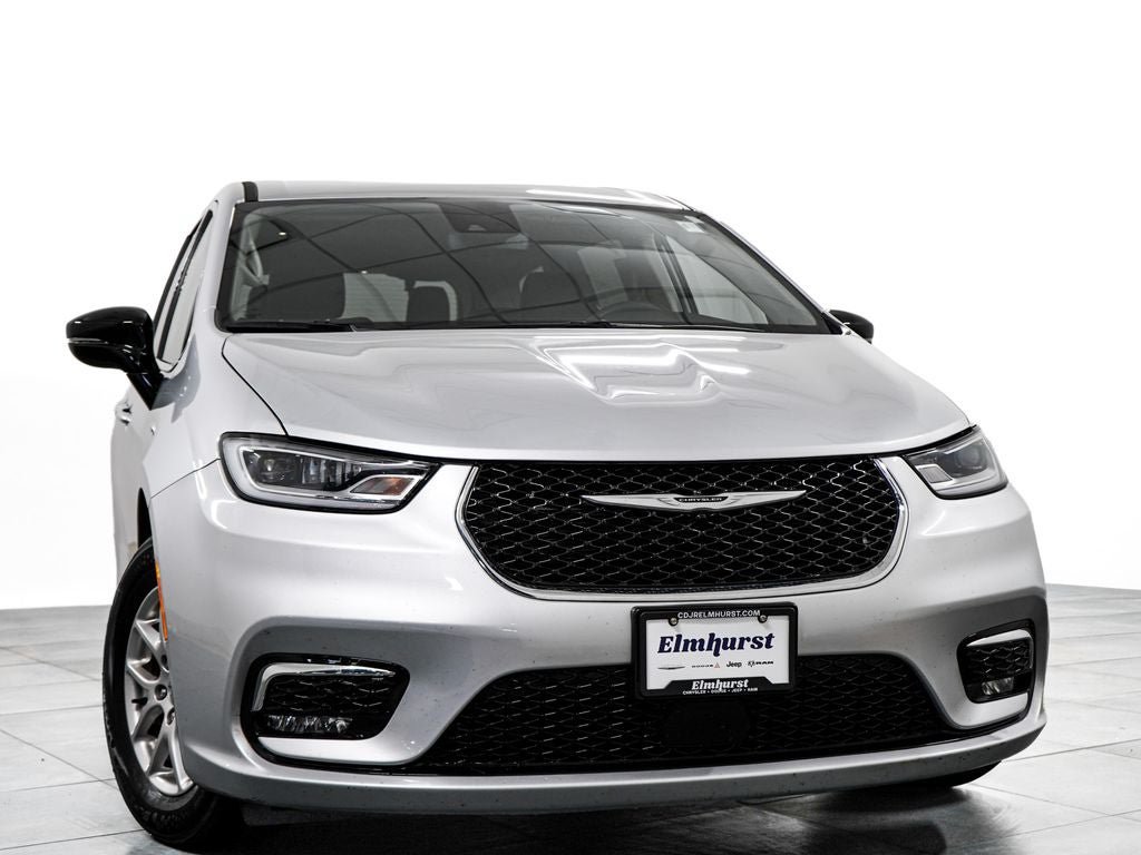 Used 2024 Chrysler Pacifica Touring-L FWD image 3