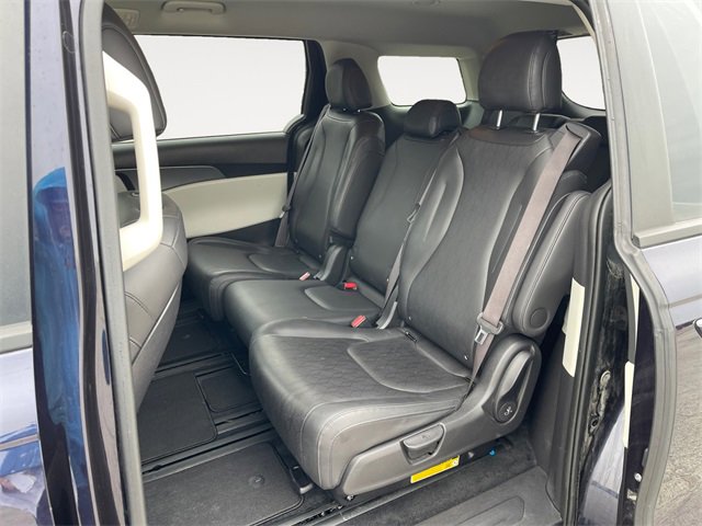 Used 2024 Kia Carnival LX image 13