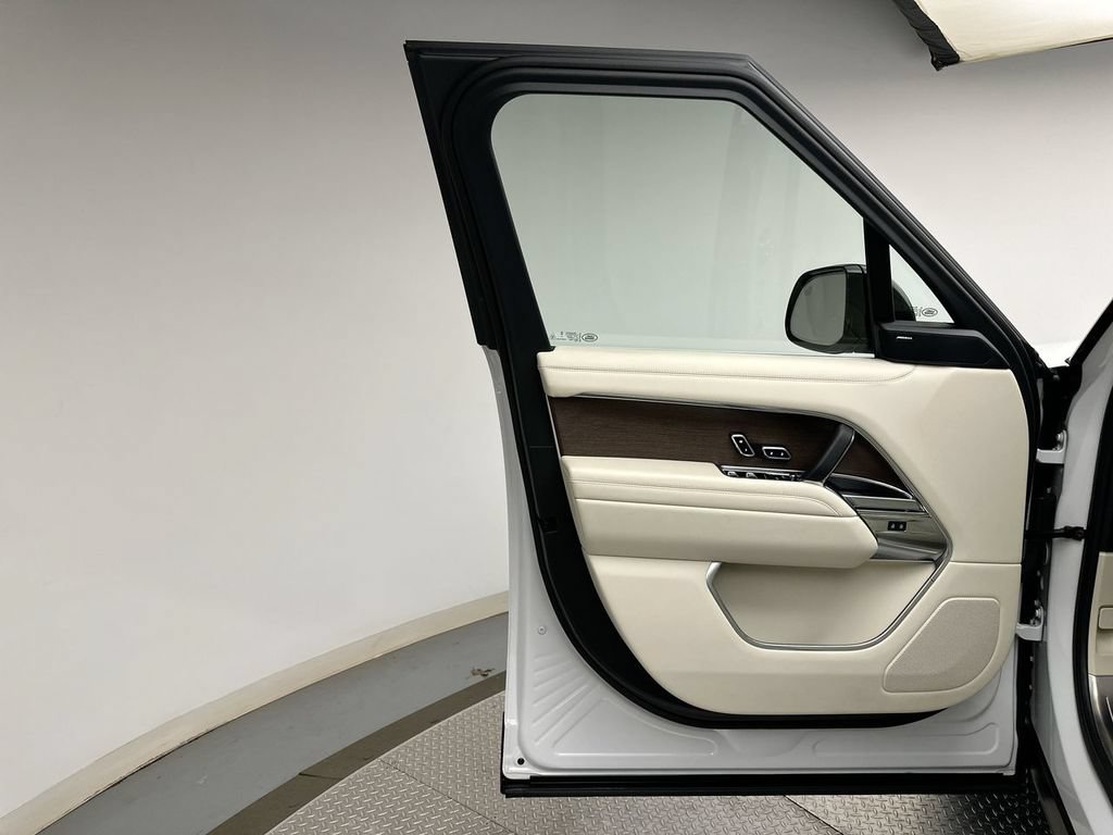Certified 2025 Land Rover Range Rover SE AWD/4WD image 21