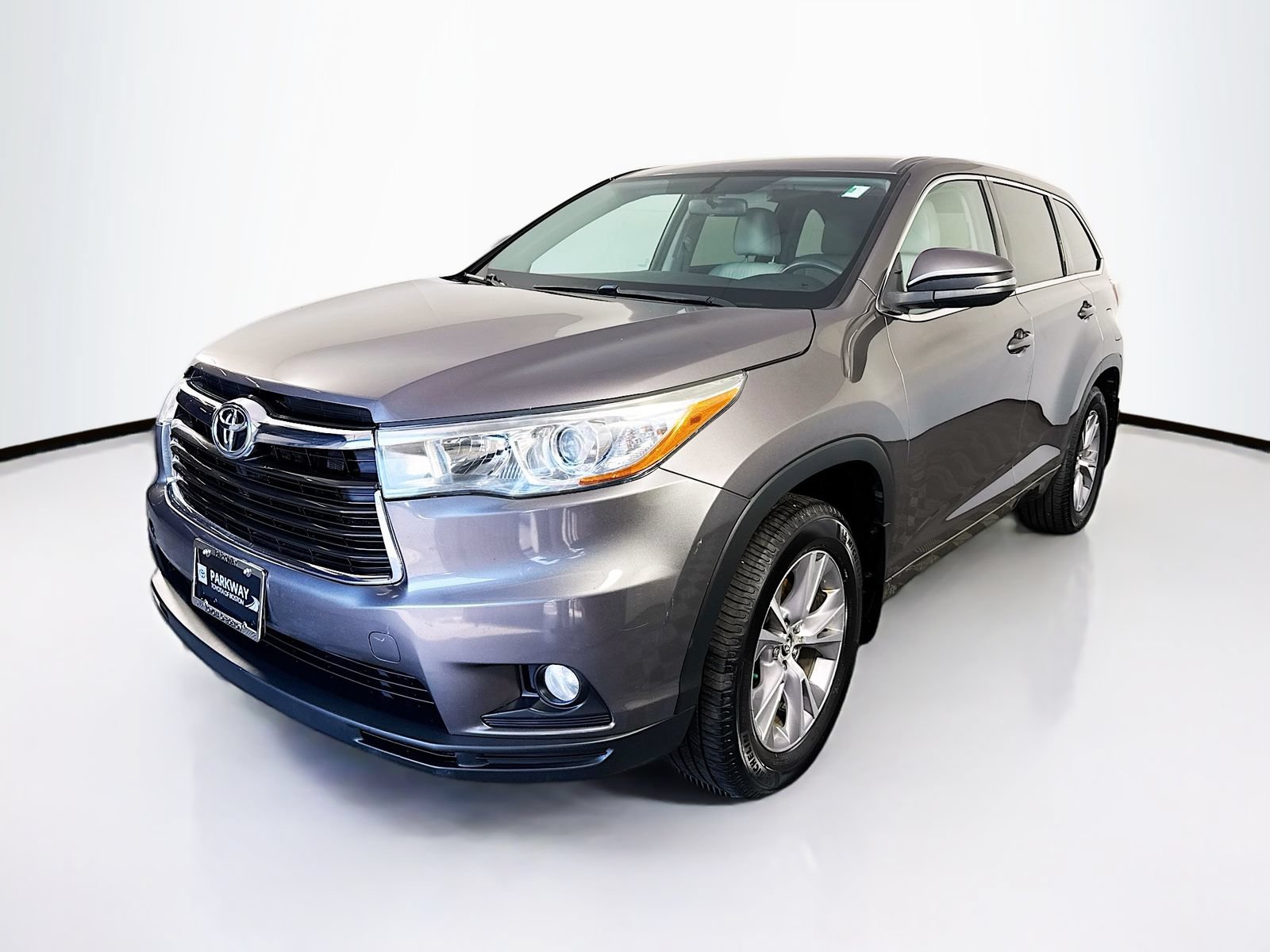 Used 2016 Toyota Highlander Plus AWD/4WD image 3