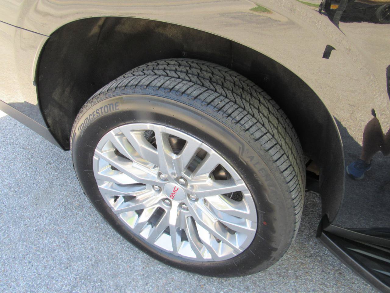 Used 2025 GMC Yukon XL Denali AWD/4WD image 4