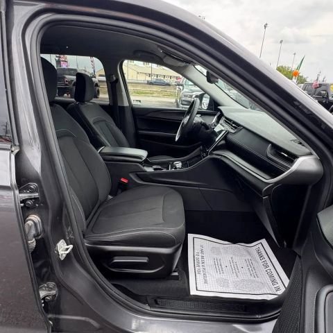 Used 2024 Jeep Grand Cherokee Laredo RWD image 16