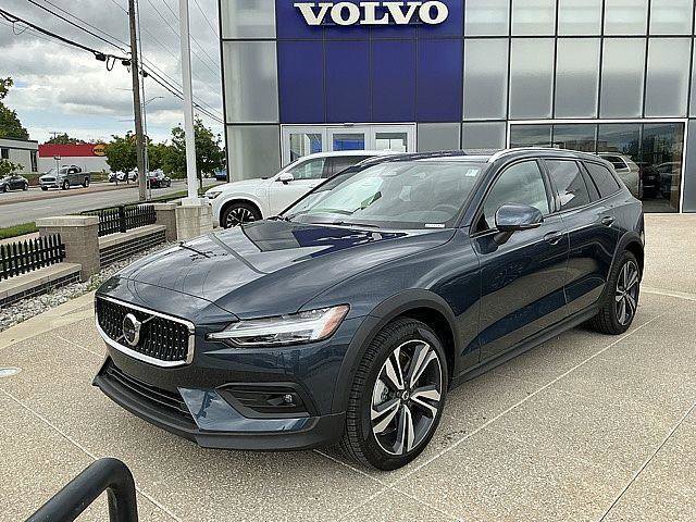Certified 2026 Volvo V60 B5 Cross Country Plus w/ Climate Package AWD/4WD image 3