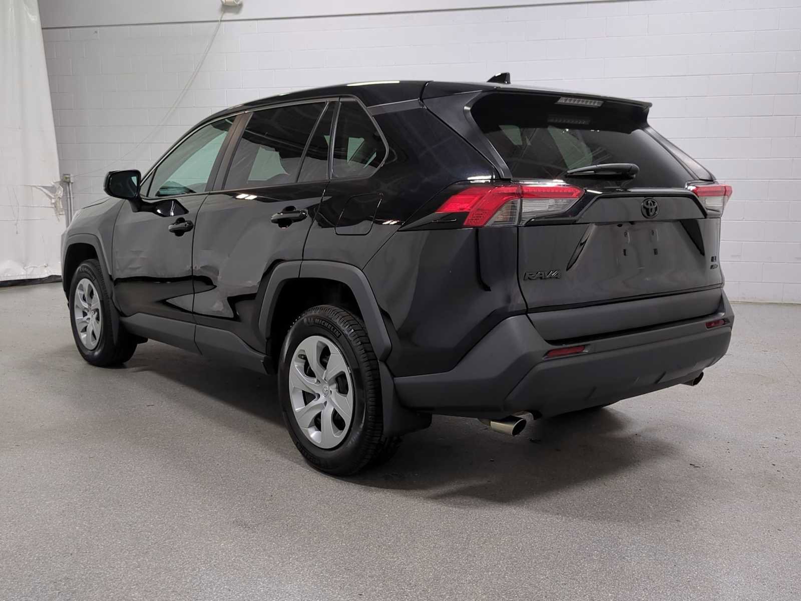 Used 2022 Toyota RAV4 LE image 4