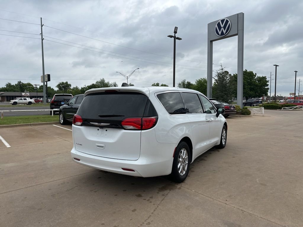 Used 2024 Chrysler Voyager LX FWD image 5
