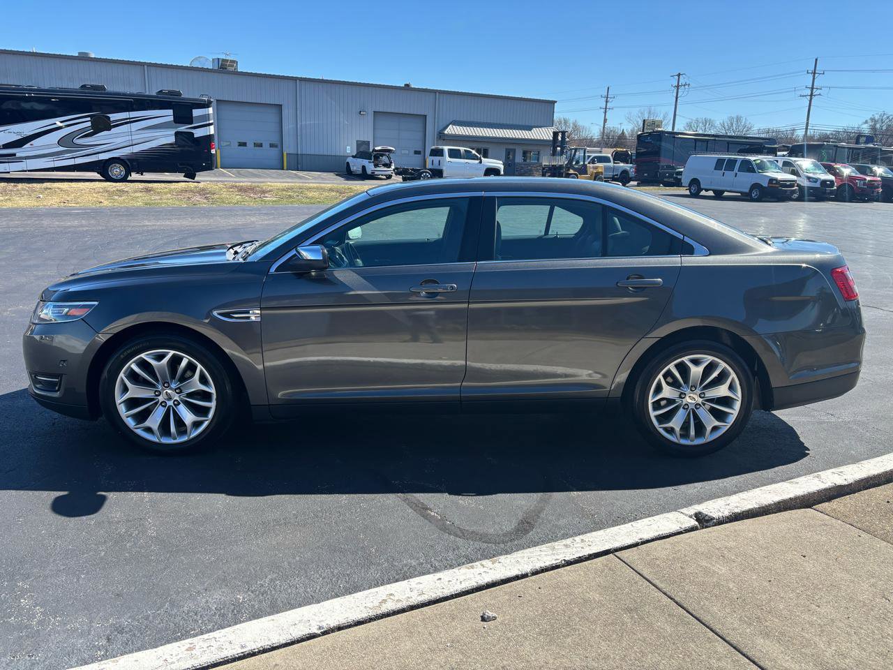 Used 2018 Ford Taurus Limited w/ Driver Assist Package image 6