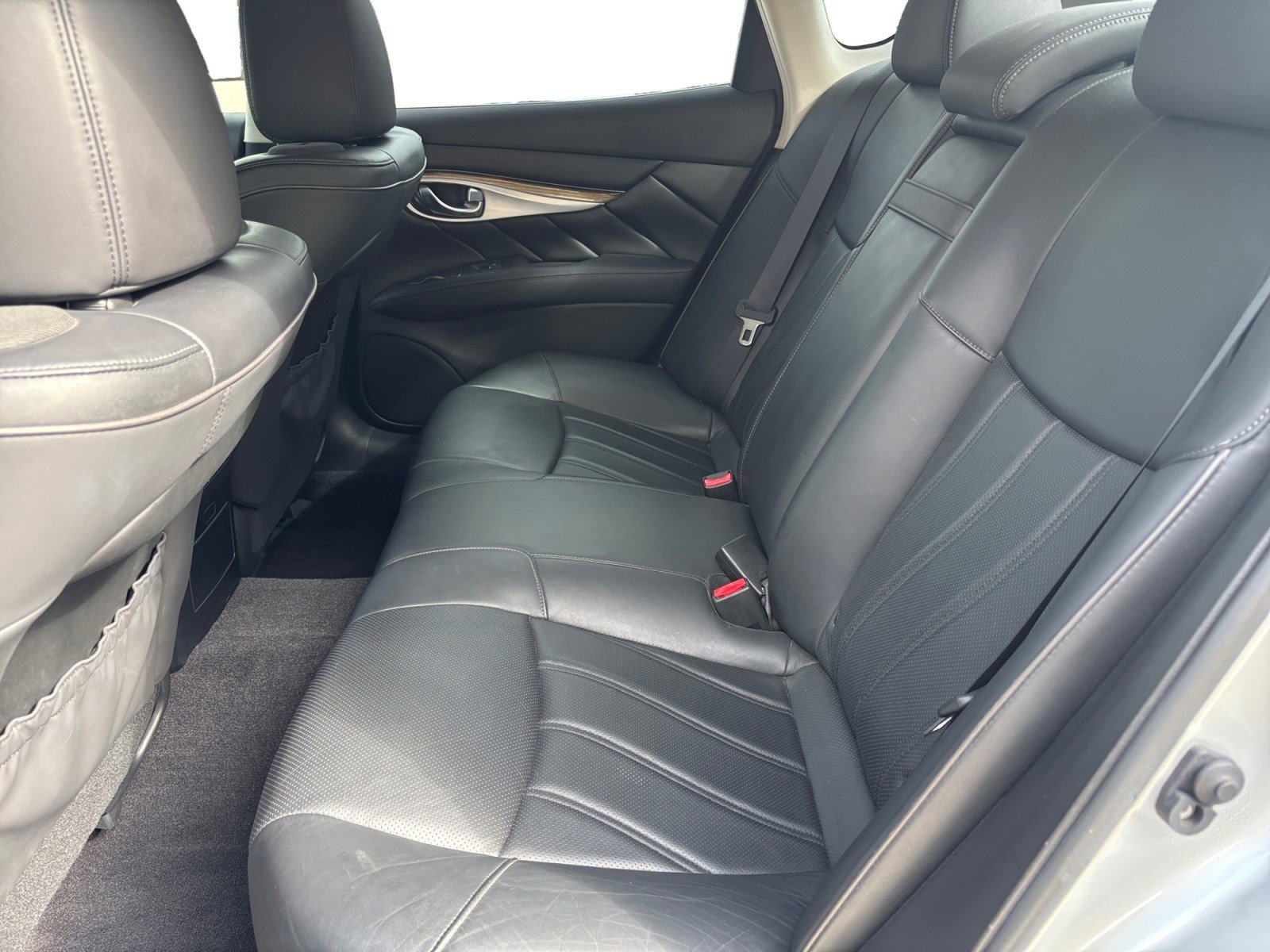 Used 2015 INFINITI Q70 3.7 w/ Deluxe Touring Package RWD image 13