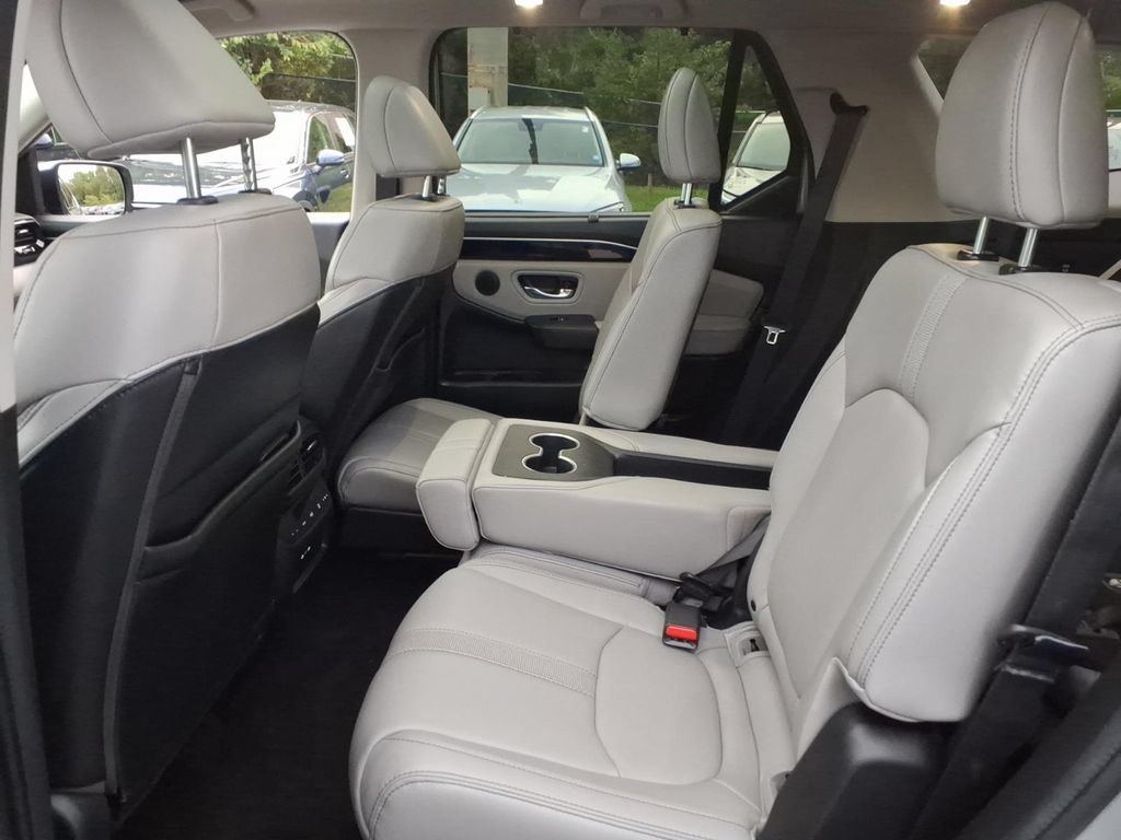 Used 2024 Honda Pilot Touring image 17