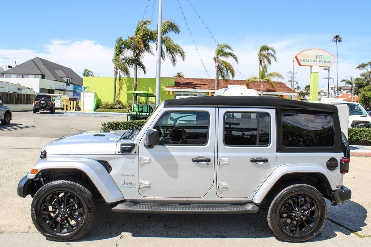 Used 2024 Jeep Wrangler Unlimited Sahara w/ Technology Group AWD/4WD image 2