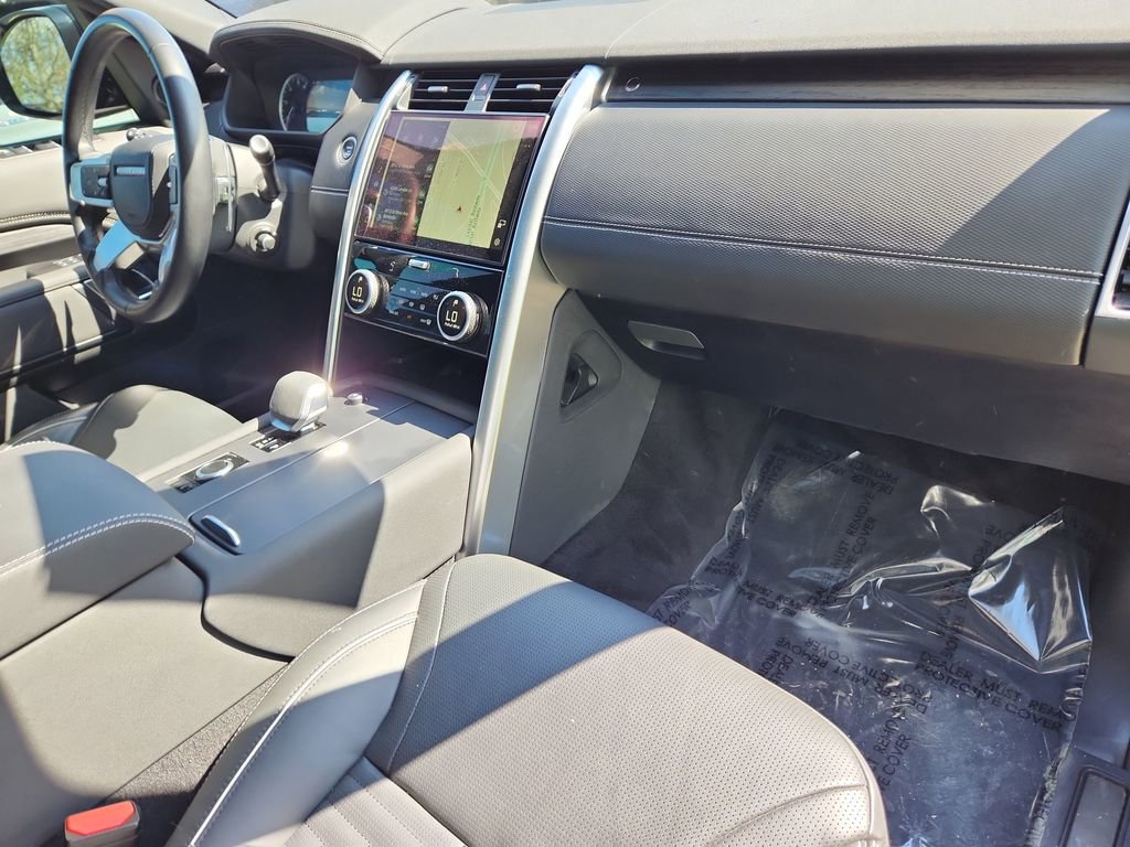 Used 2023 Land Rover Discovery Metropolitan Edition AWD/4WD image 30