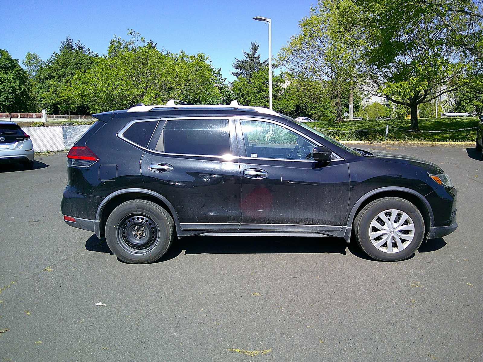 Used 2017 Nissan Rogue S w/ Appearance Package AWD/4WD image 6