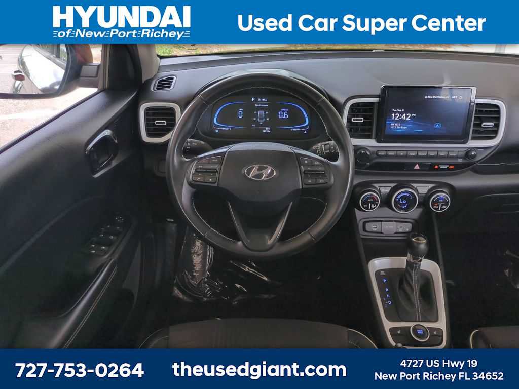 Certified 2024 Hyundai Venue Limited FWD image 17