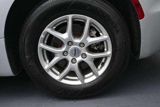 Used 2024 Chrysler Pacifica Touring-L FWD image 14