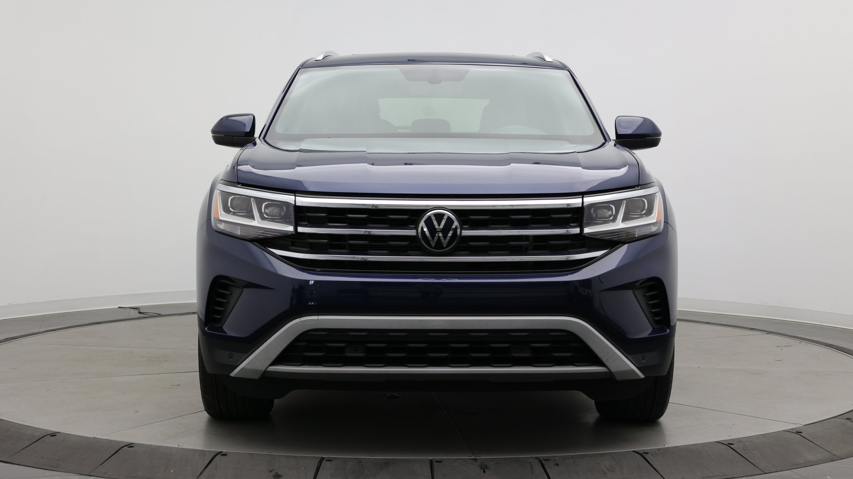 Used 2023 Volkswagen Atlas Cross Sport SE w/ Panoramic Sunroof Package FWD image 2