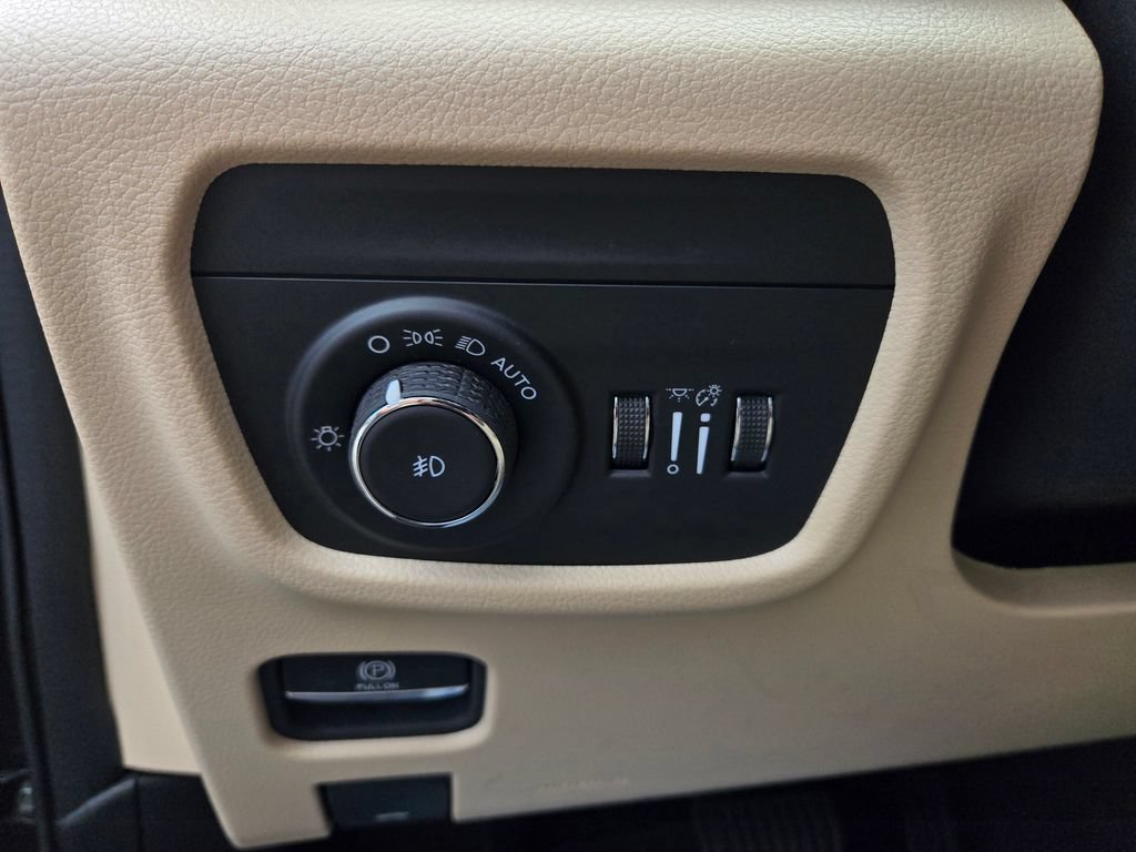 Used 2024 Jeep Grand Cherokee Limited w/ Luxury Tech Group II AWD/4WD image 16