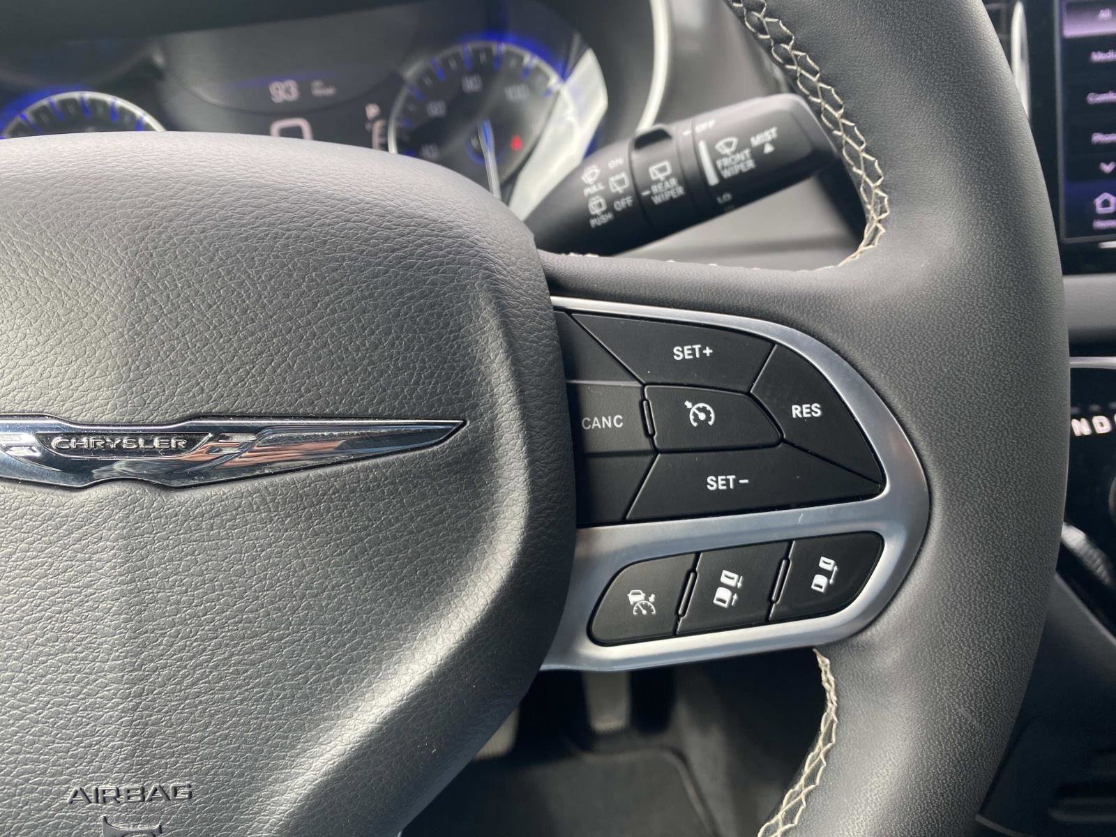 Certified 2025 Chrysler Pacifica Select FWD image 42