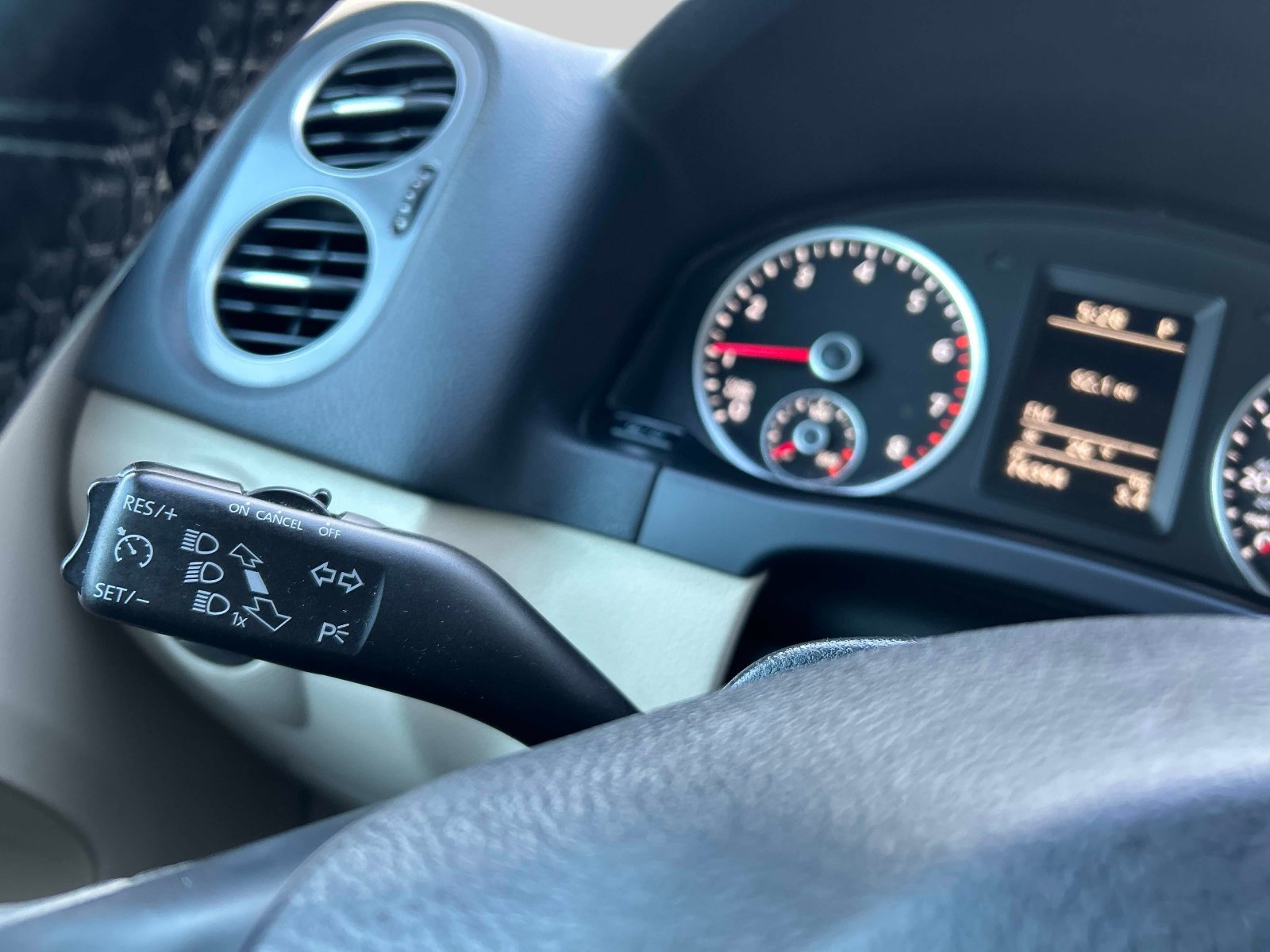 Used 2016 Volkswagen Tiguan SE image 25