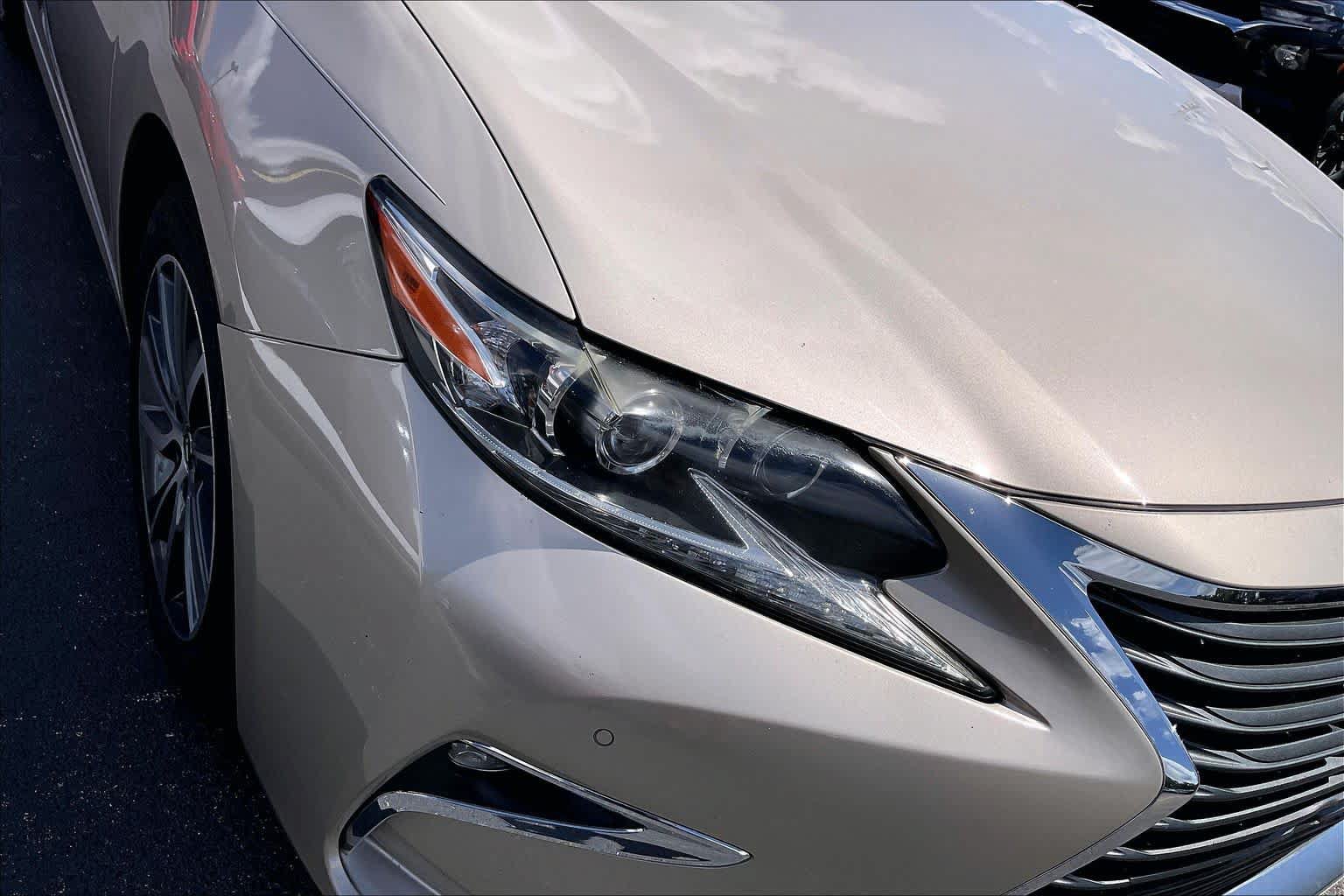 Used 2017 Lexus ES 300h w/ Luxury Package FWD image 27