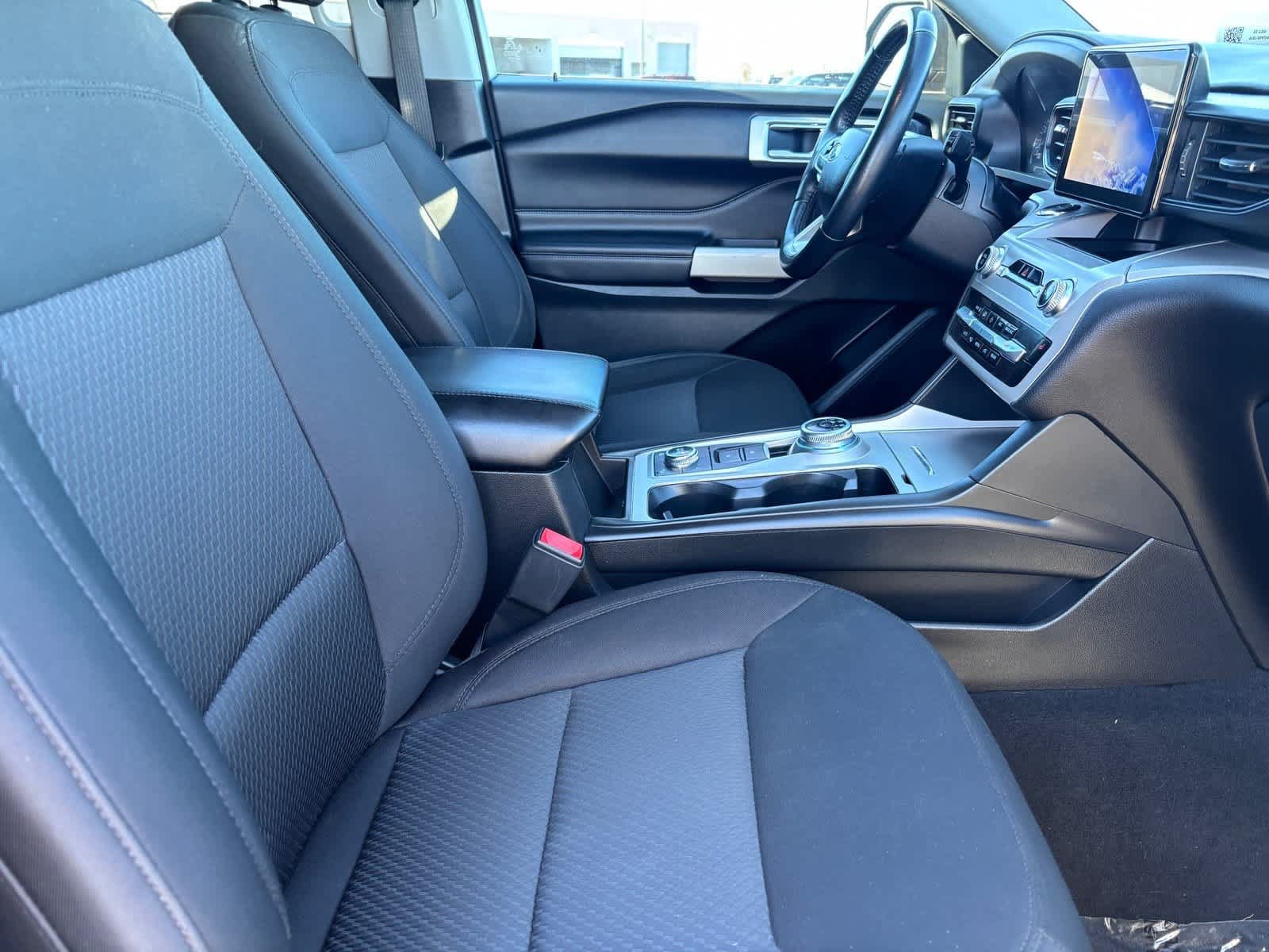 Used 2023 Ford Explorer XLT AWD/4WD image 9