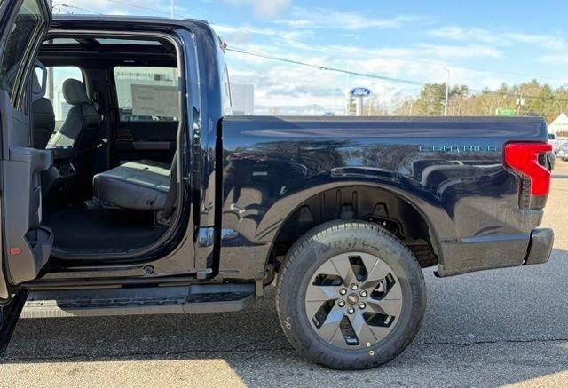 Used 2025 Ford F150 Lightning Lariat AWD/4WD image 32