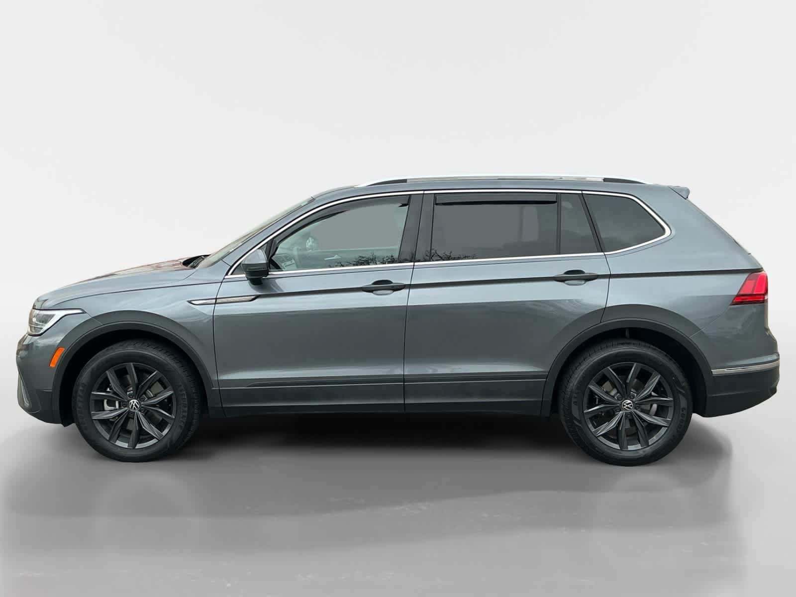Used 2024 Volkswagen Tiguan SE w/ Panoramic Sunroof Package AWD/4WD image 2