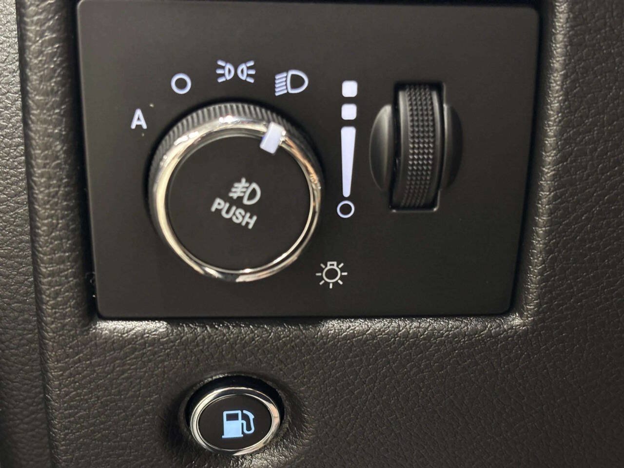 Used 2019 Jeep Grand Cherokee Limited w/ Luxury Group II AWD/4WD image 32