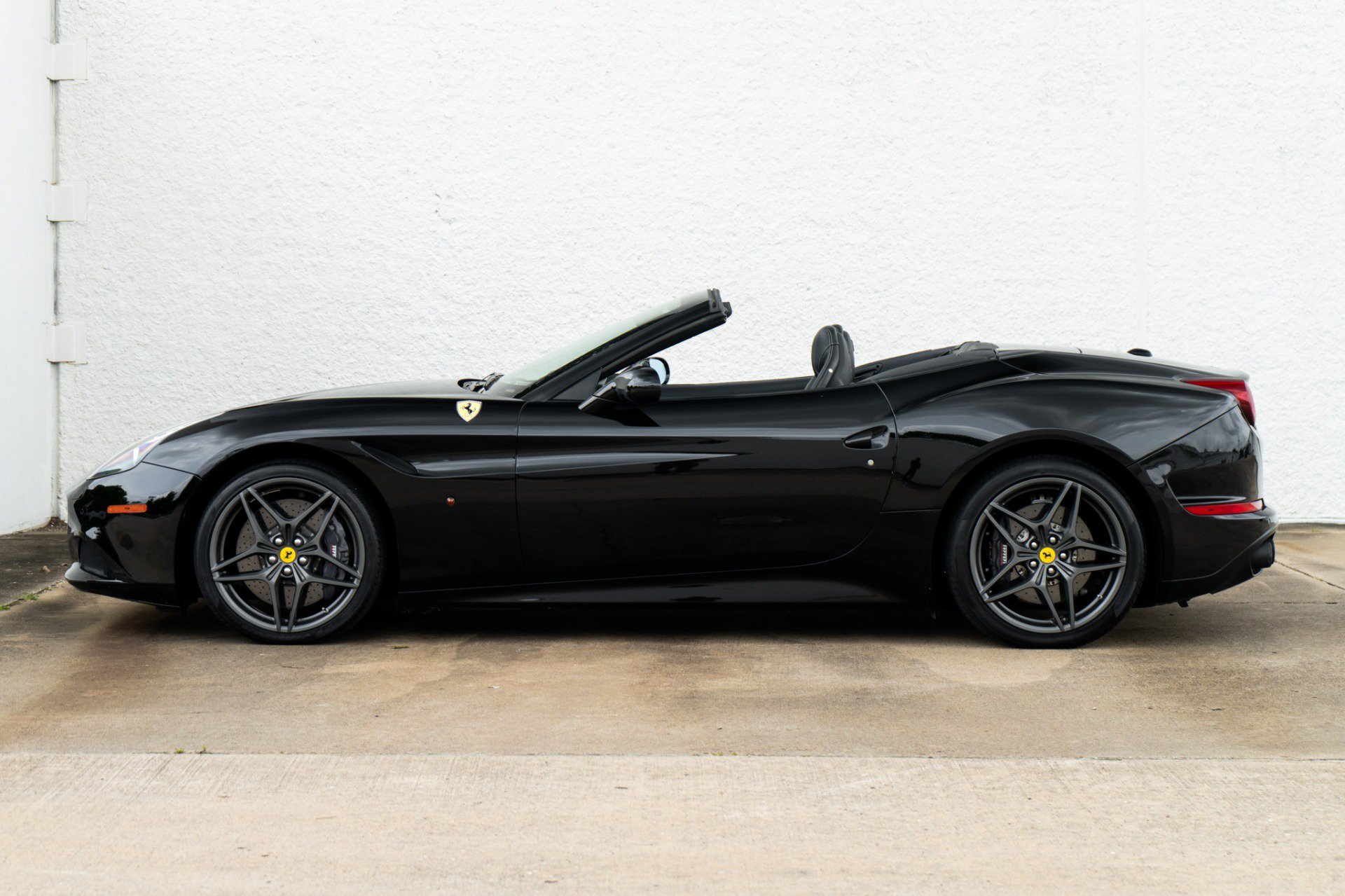 Used 2018 Ferrari California T RWD image 8