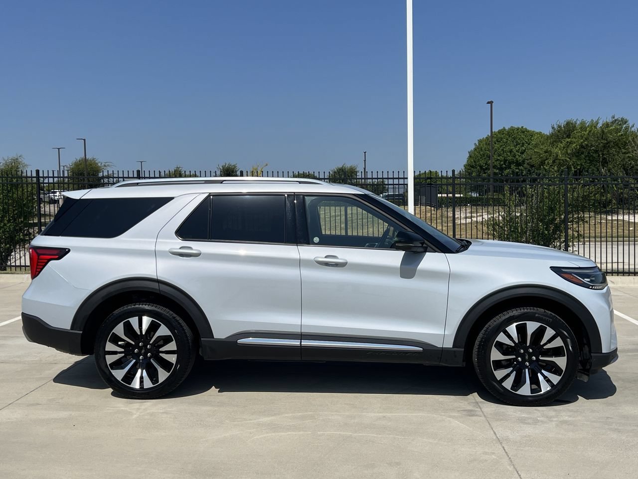 Used 2025 Ford Explorer Platinum w/ LUX Leather Package AWD/4WD image 3