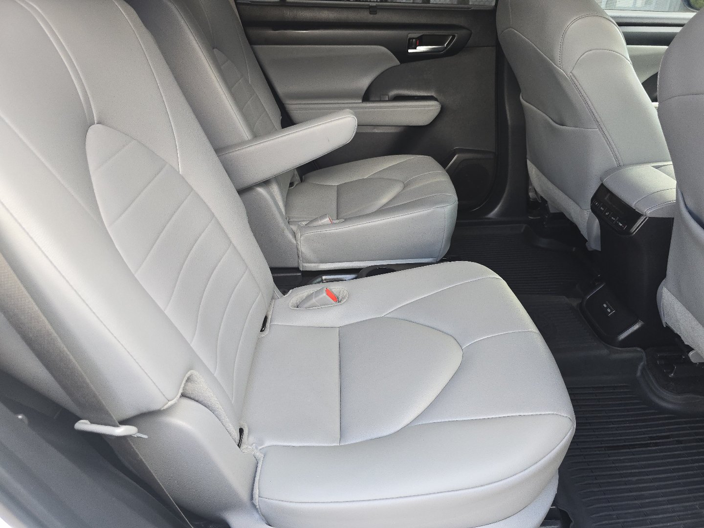 Used 2025 Toyota Highlander XLE AWD/4WD image 19