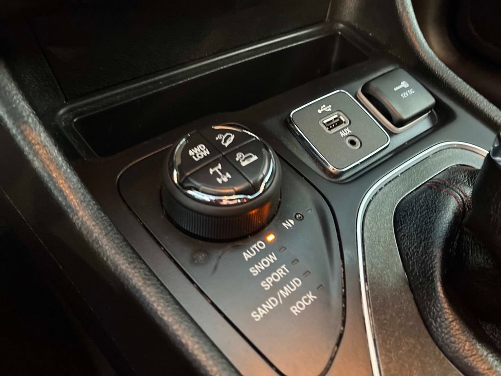 Used 2019 Jeep Cherokee Trailhawk w/ Comfort/Convenience Group AWD/4WD image 29