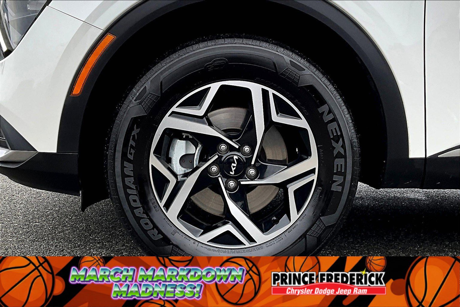 Used 2023 Kia Sportage LX image 8