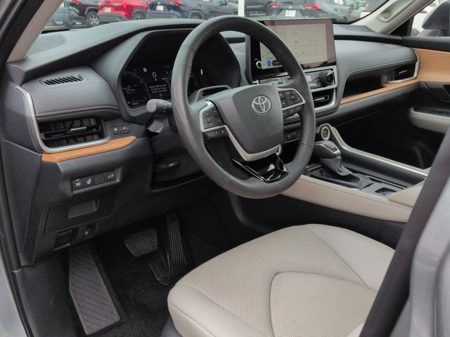Certified 2025 Toyota Grand Highlander AWD image 9
