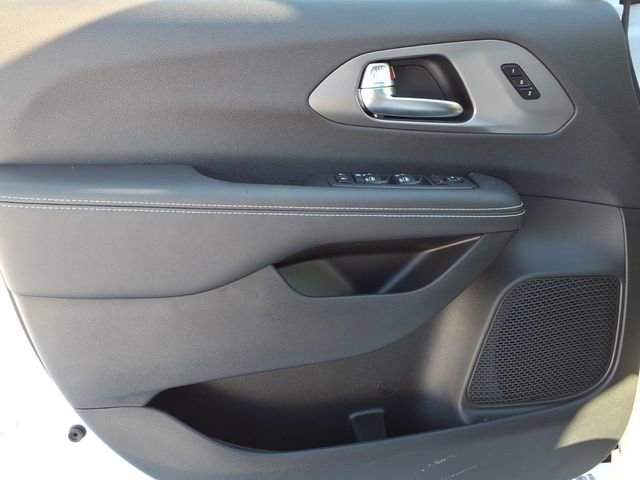 New 2026 Chrysler Pacifica Select image 10