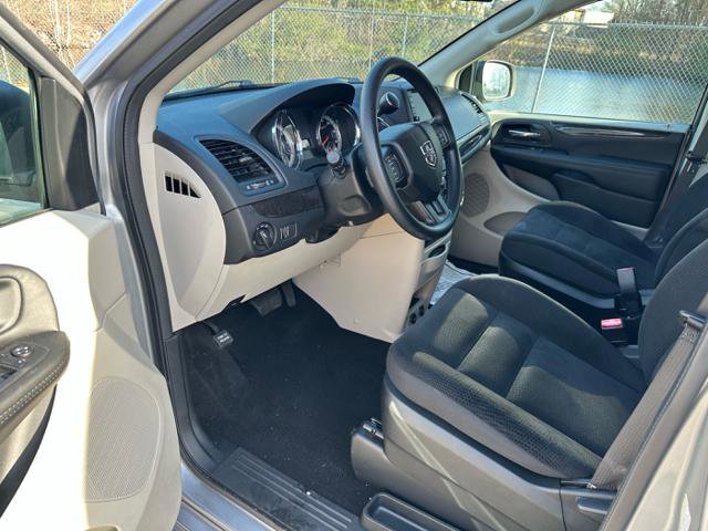 Used 2018 Dodge Grand Caravan SE w/ UConnect Hands-Free Group image 26