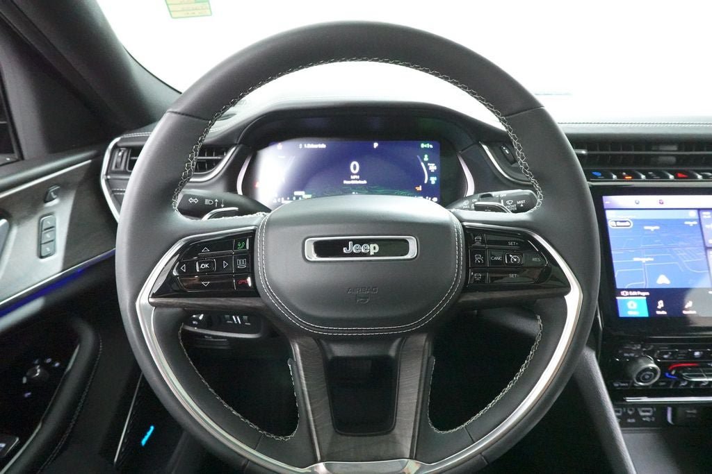 Used 2022 Jeep Grand Cherokee Overland w/ Luxury Tech Group IV AWD/4WD image 12