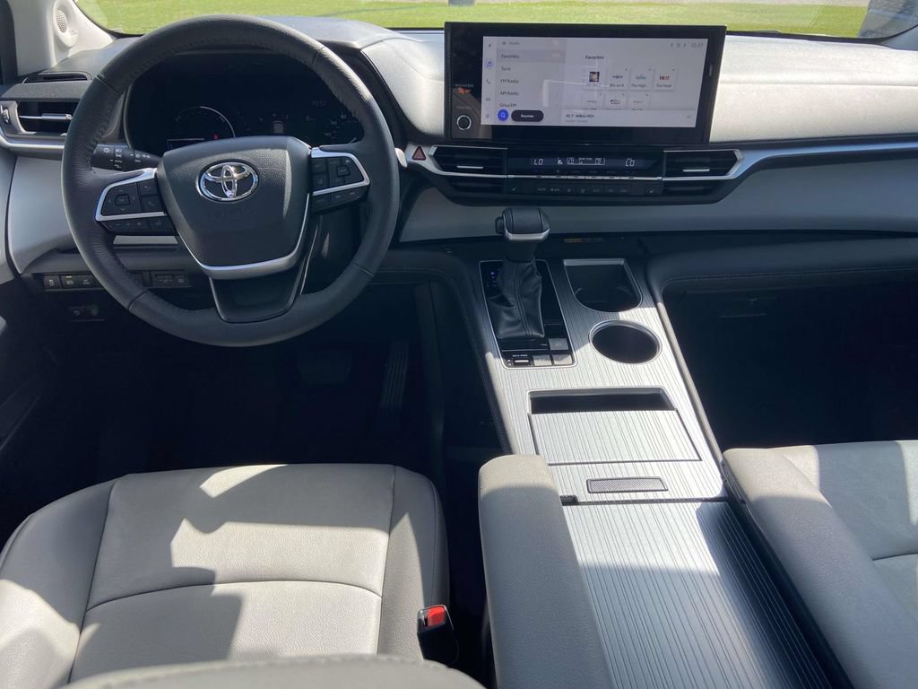 Used 2025 Toyota Sienna XLE w/ XLE Plus Package FWD image 12
