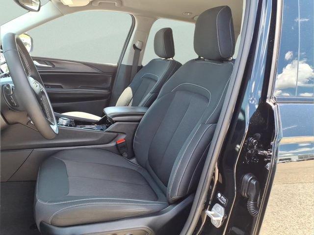 Used 2023 Jeep Grand Cherokee Laredo AWD/4WD image 12