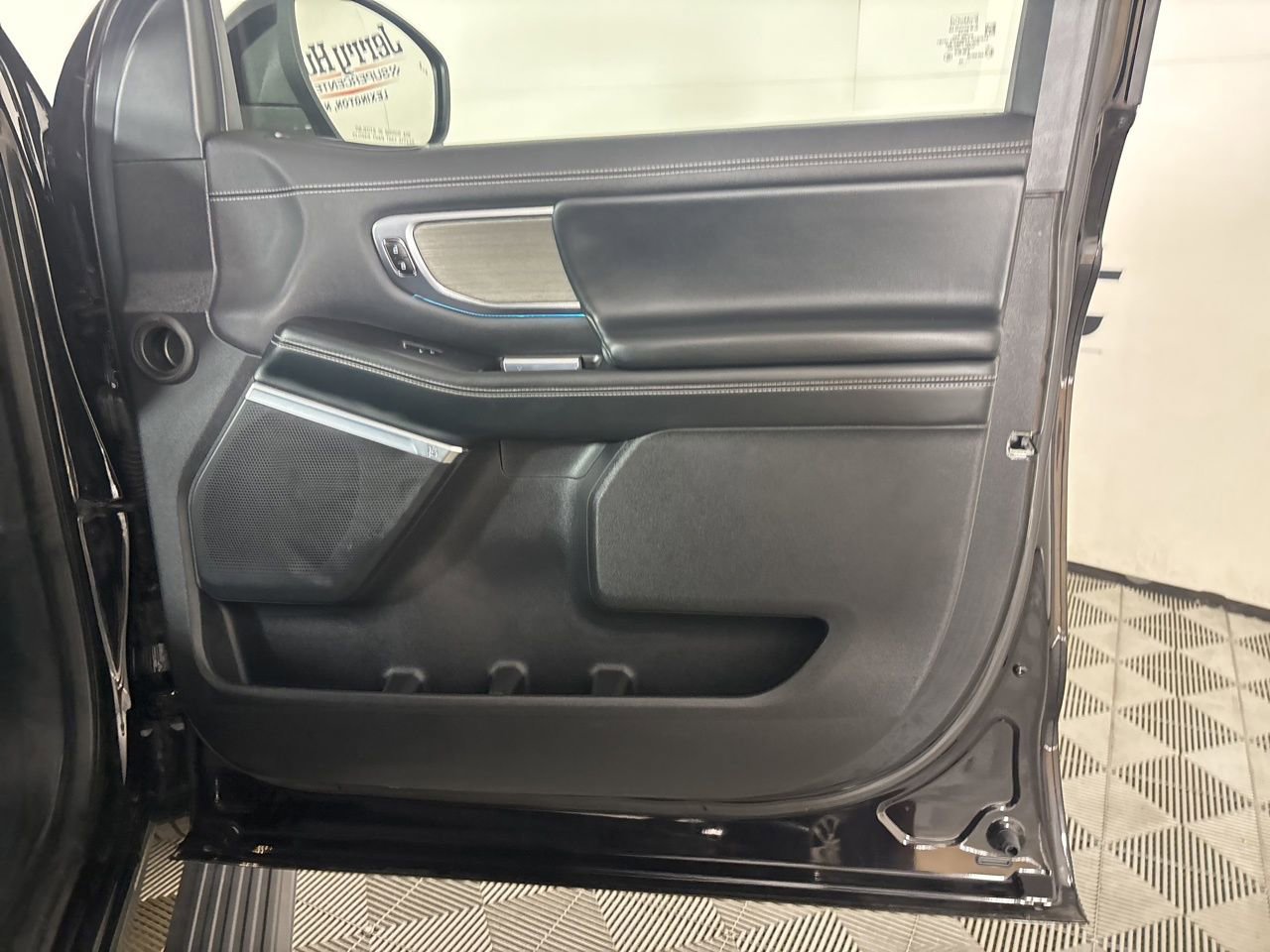 Used 2025 Ford Expedition Platinum image 28