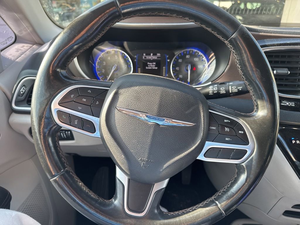 Used 2018 Chrysler Pacifica Touring-L FWD image 21