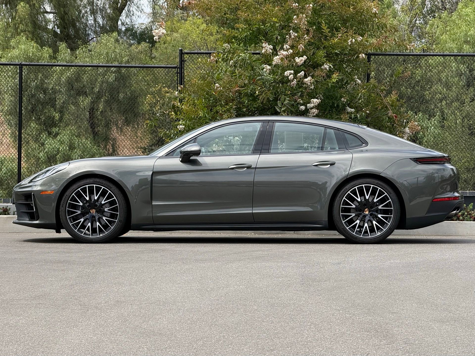 Used 2026 Porsche Panamera image 2