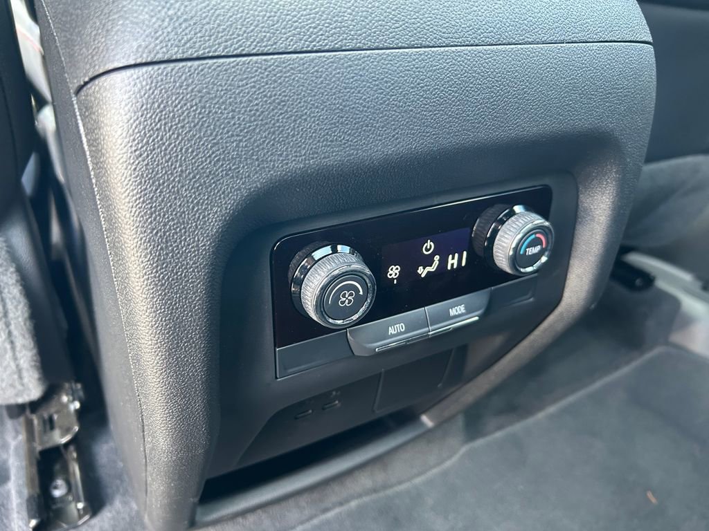 Used 2025 Chevrolet Traverse Z71 image 36
