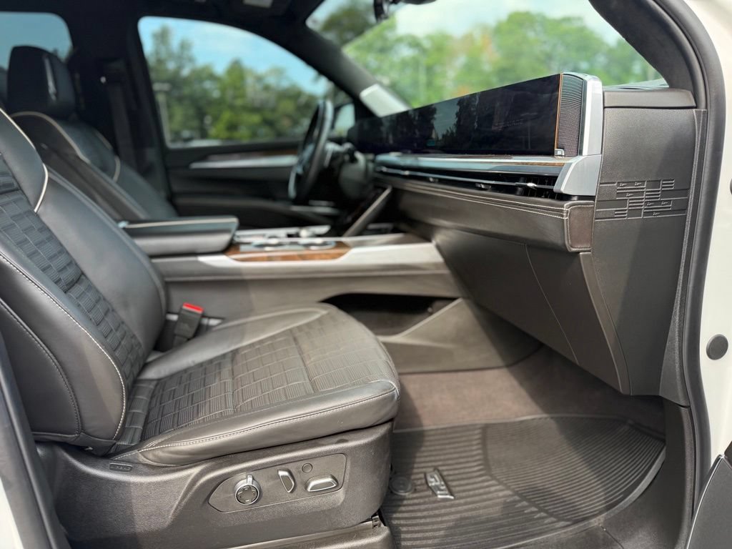 Used 2025 Cadillac Escalade ESV Sport Platinum w/ LPO, ONYX Package AWD/4WD image 24
