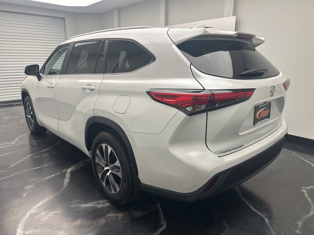 Used 2023 Toyota Highlander XLE image 4