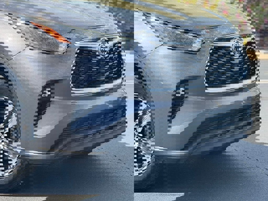 Certified 2024 Toyota Highlander XLE image 6