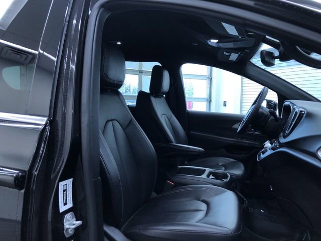 Used 2025 Chrysler Pacifica Select image 15
