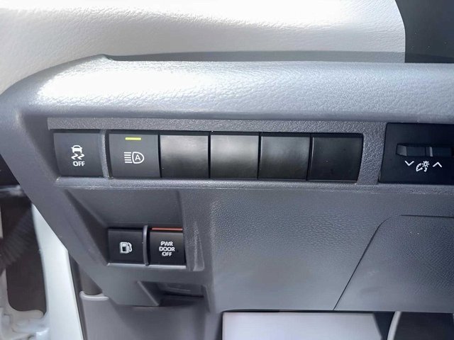 Used 2023 Toyota Sienna XLE image 7