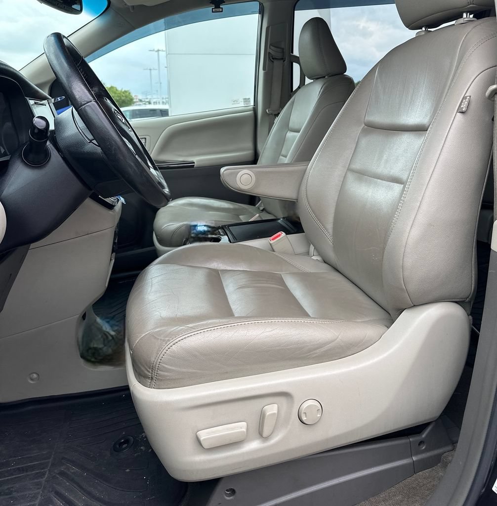 Used 2017 Toyota Sienna XLE w/ XLE Navigation Package FWD image 6