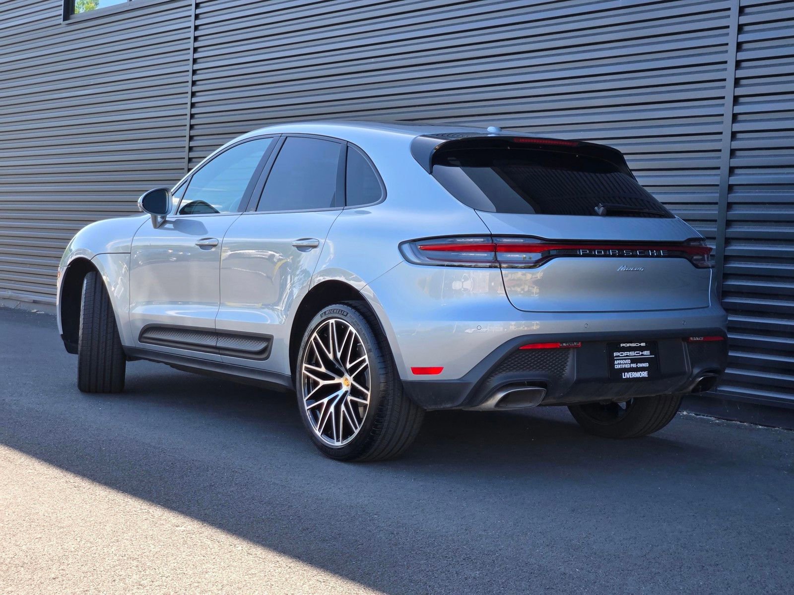 Certified 2025 Porsche Macan AWD/4WD image 3
